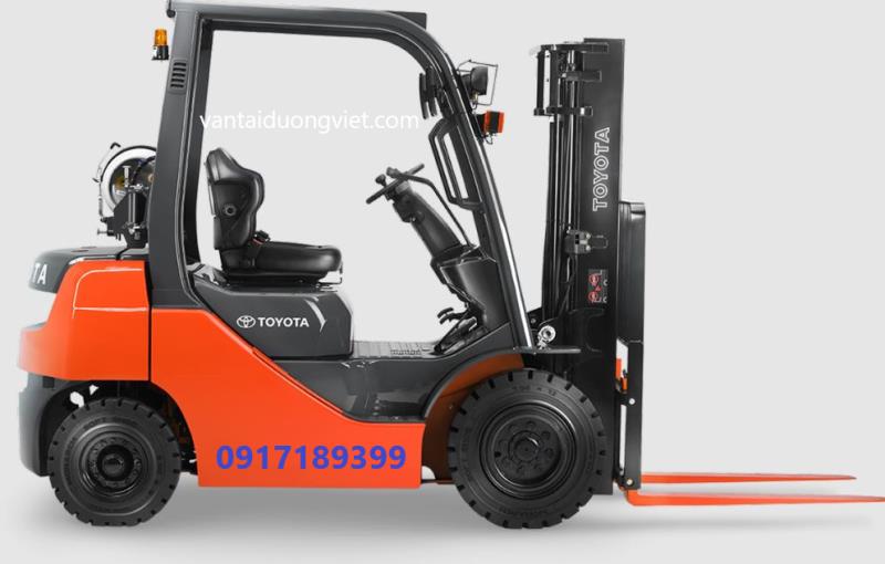 Bảng giá thuê xe nâng hàng Giá thuê xe nâng có thể phụ thuộc vào một số yếu tố, bao gồm cả giá thành của máy. Ví dụ: bạn có thể mong đợi trả khoảng 12 triệu mỗi tháng để thuê một chiếc xe nâng có giá trị 300 triệu hoặc trong khoảng gần 15 triệu mỗi tháng cho một máy 400 triệu. Dự kiến sẽ chi thêm một khoản phí để bảo trì. Thanh toán tiền thuê xe nâng hàng tháng có thể thay đổi tùy thuộc vào hoàn cảnh. Như đã đề cập ở trên có quá nhiều lợi ích mà việc thuê xe nâng hàng mang lại cho doanh nghiệp của bạn. Tuy nhiên thuê xe nâng loại nào? Thời gian nên thuê xe nâng là bao lâu? Thuê của đơn vị nào cũng như giá thuê xe nâng là bao nhiêu thì bạn cần phải tìm hiểu chi tiết để đưa ra những quyết định đúng đắn nhất.